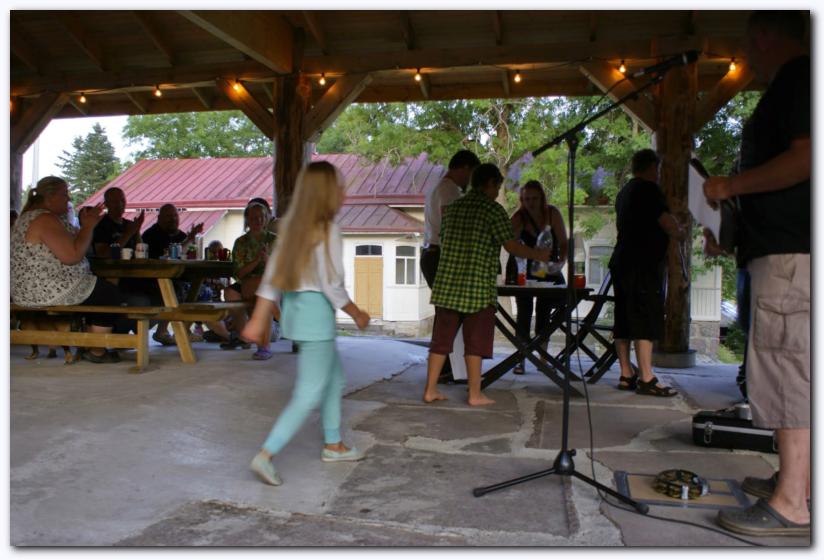 802x537 pixels (68K)